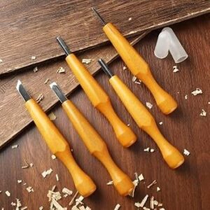 Mehrere Linolschnittmesser mit orangefarbenen Griffen auf Holz